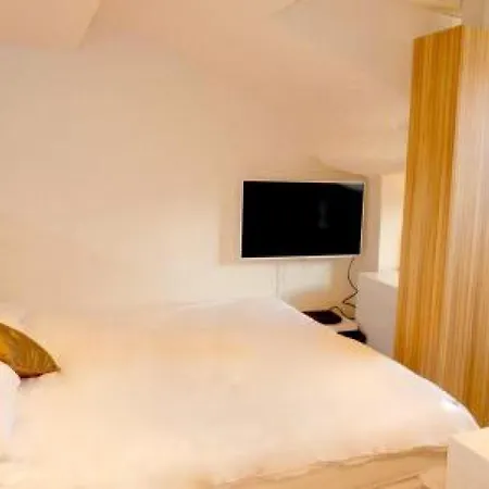 Apartment Sleeps 2 Air Con Wifi
