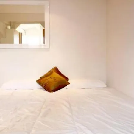 Sleeps 2 Air Con Wifi *