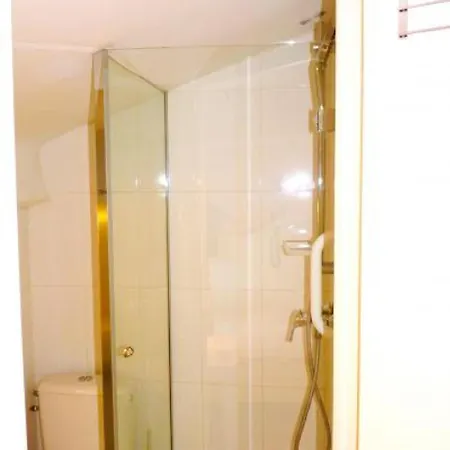 Sleeps 2 Air Con Wifi Apartment